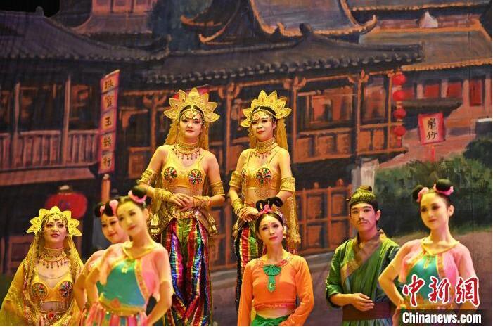 7月18日晚，中國經(jīng)典舞劇《絲路花雨》在甘肅蘭州黃河劇院進(jìn)行演出。中國經(jīng)典舞劇《絲路花雨》迎來45周年，7月17日-8月4日在蘭州開啟為期多天的駐場演出。該舞劇取材于敦煌莫高窟壁畫，集中國霓裳羽衣舞、敦煌舞、印度舞、黑巾舞、波斯馬鈴舞等于一身，自1979年演出至今，該劇先后在40多個國家和地區(qū)演出近4000場，觀眾550多萬人次。中新社記者 李亞龍 攝</p>
<p>