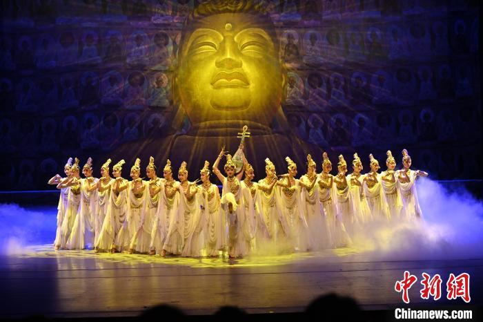 7月18日晚，中國經(jīng)典舞劇《絲路花雨》在甘肅蘭州黃河劇院演出。李亞龍 攝