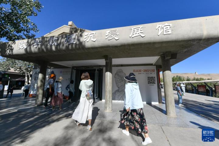 7月22日，游客排隊(duì)進(jìn)入“尋境敦煌——數(shù)字敦煌沉浸展”場館。新華社記者 郎兵兵 攝</p>
<p>