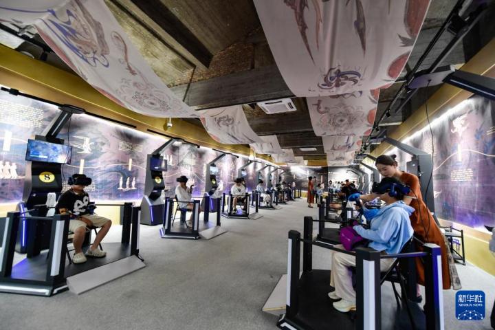 7月22日，游客線下體驗(yàn)“尋境敦煌——數(shù)字敦煌沉浸展”。新華社記者 郎兵兵 攝</p>
<p>