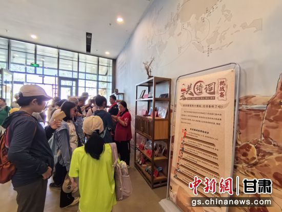 近日，玉門關(guān)遺址景區(qū)開啟了一場精彩紛呈的玉關(guān)詩詞挑戰(zhàn)賽，吸引眾多游人參與其中。玉門關(guān)遺址景區(qū)供圖