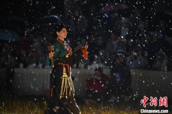 圖為2024年8月6日晚大賽現(xiàn)場模特進(jìn)行比賽。李亞龍 攝