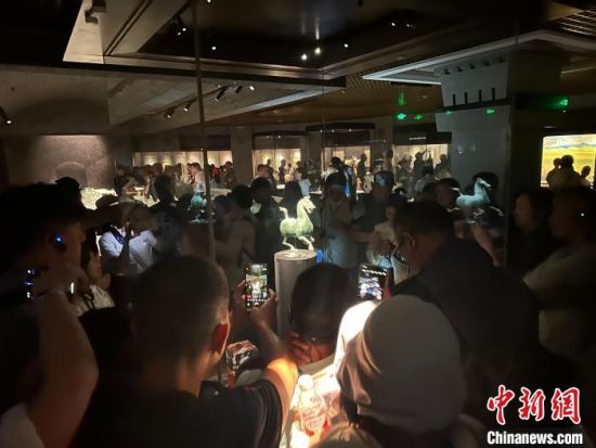 8月17日至23日，“濃濃民族情 兩岸一家親”臺(tái)灣同胞參訪團(tuán)甘肅行交流活動(dòng)在甘肅展開。圖為臺(tái)胞參觀甘肅省博物館。中新社記者 閆姣 攝