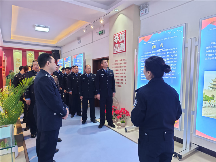 嘉峪關(guān)市公安局明珠路派出所參觀市公安局紀(jì)法廉政警示教育基地。.jpg