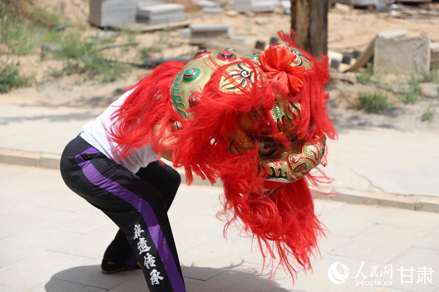 柴宗峰在桃林村展示蘭州北獅風(fēng)采。人民網(wǎng)記者 焦隆攝