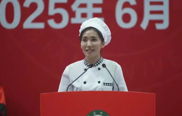 食堂阿姨演講爆火，最是真情動(dòng)人心